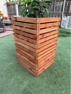 Cedar wood planter box