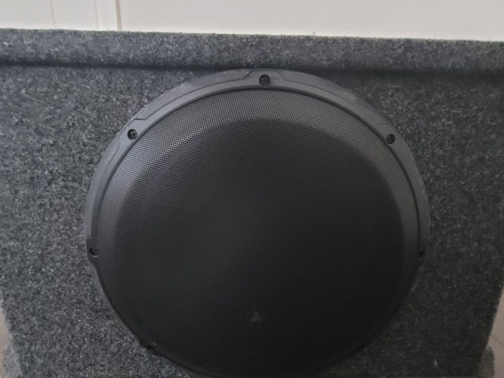 Jl Audio Car Audio Subwoofer And Amplifier in Mint Condition