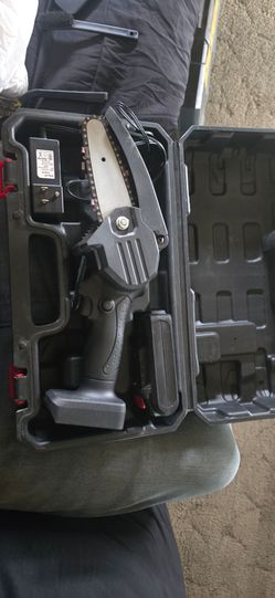 Compact battery powered chainsaw w/case