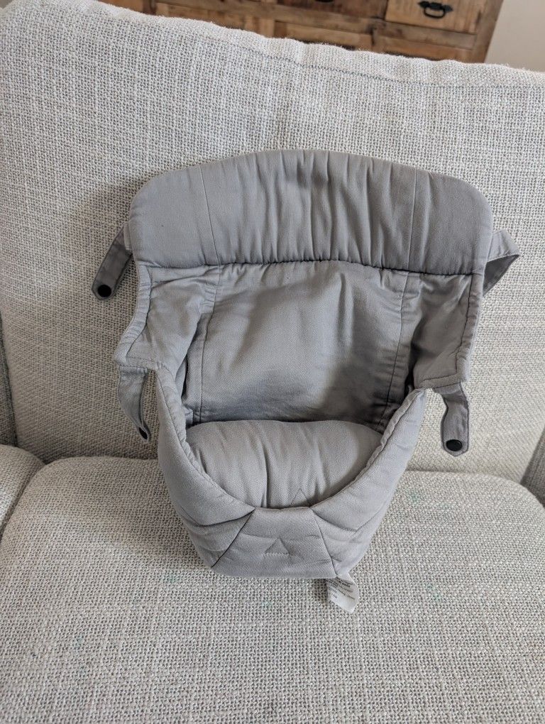 Ergobaby Easy Snug Infant Insert in grey.