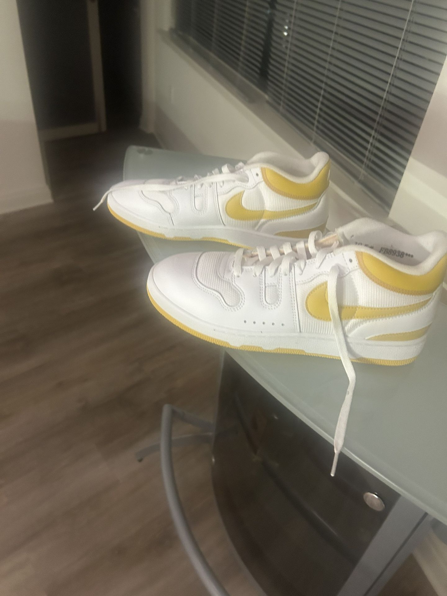 nike shoes white/ yellow 