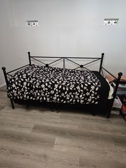 Daybed with trundle