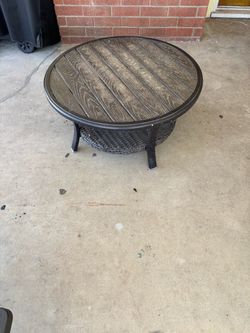 Round outdoor coffee/patio table