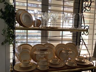 Lenox Westchester 24 carrot gold China ..8 x 5 piece Place Settings & extra Serving Pieces