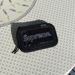 Supreme Small Zip Pouch for Sale in Miami, FL - OfferUp