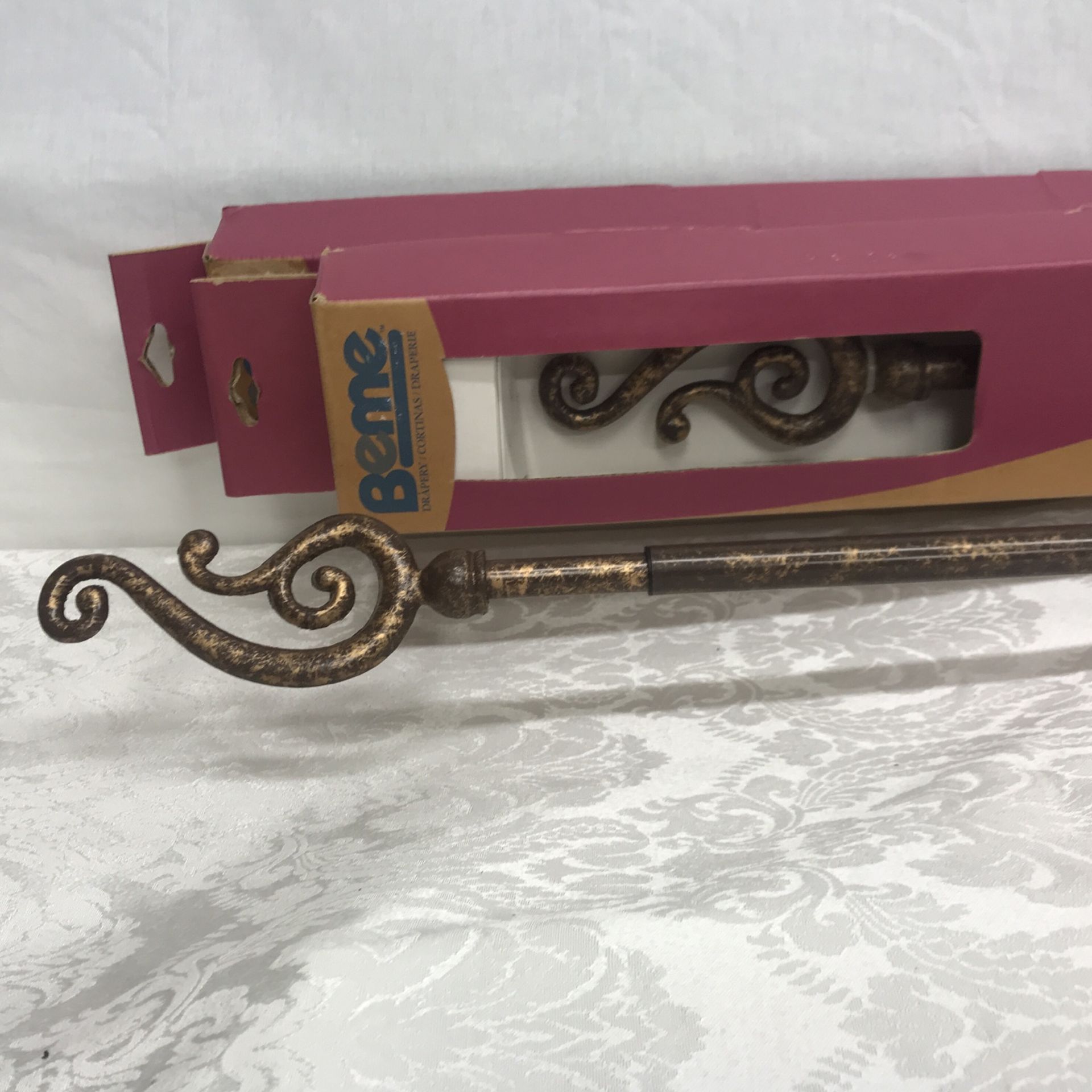 BRAND NEW PAIR OF GOLD LEAF METAL CURTAIN / DRAPERY RODS WITH SCREW IN SCROLLED FINIALS ON EACH END. 48”-84” SEE DESCRIPTION.