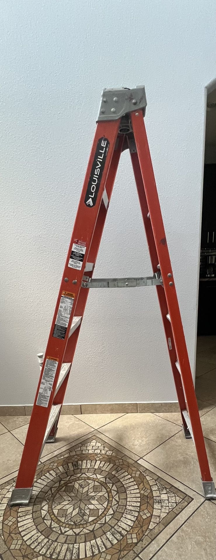 LOUISVILLE Stepladder: 6 ft Ladder Size, Fiberglass, 300 lb Load Capacity,