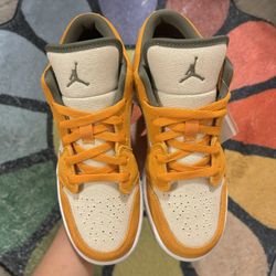 Jordan 1 Low Light Curry (Size 5.5Y/7W)