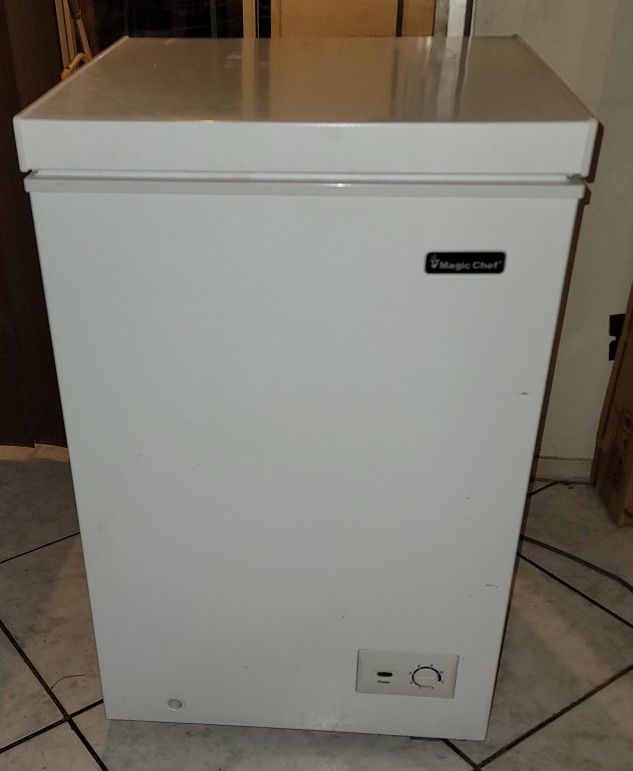 MagicChef Chest Freezer (White) 52 lbs.