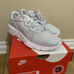 Nikes Platinum & White Size 7.5 Women