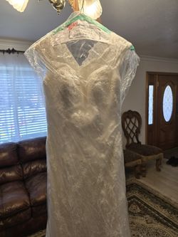 Davids Bridal Wedding Dress & Vail