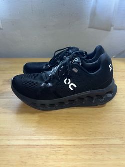 On Cloud Women’s Size 5.5
