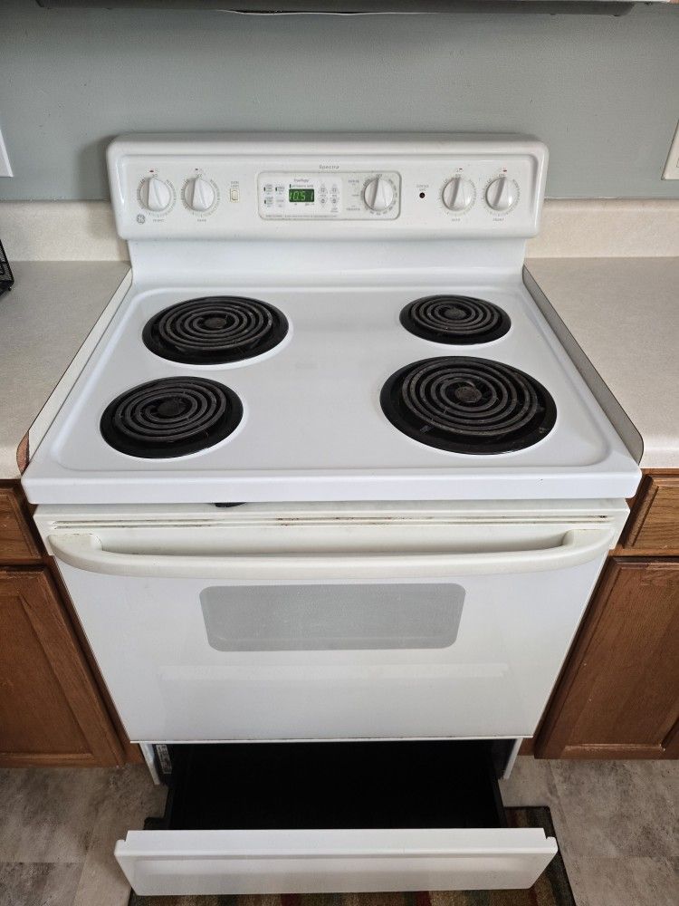 GE JBP26W0B3WW electric range has a number of notable features