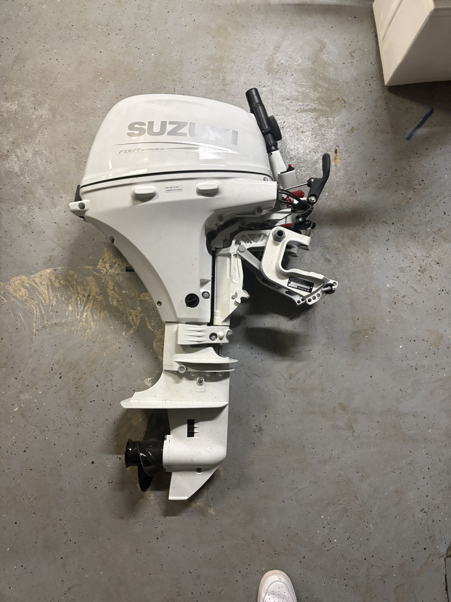 white suzuki 20 hp boat engine