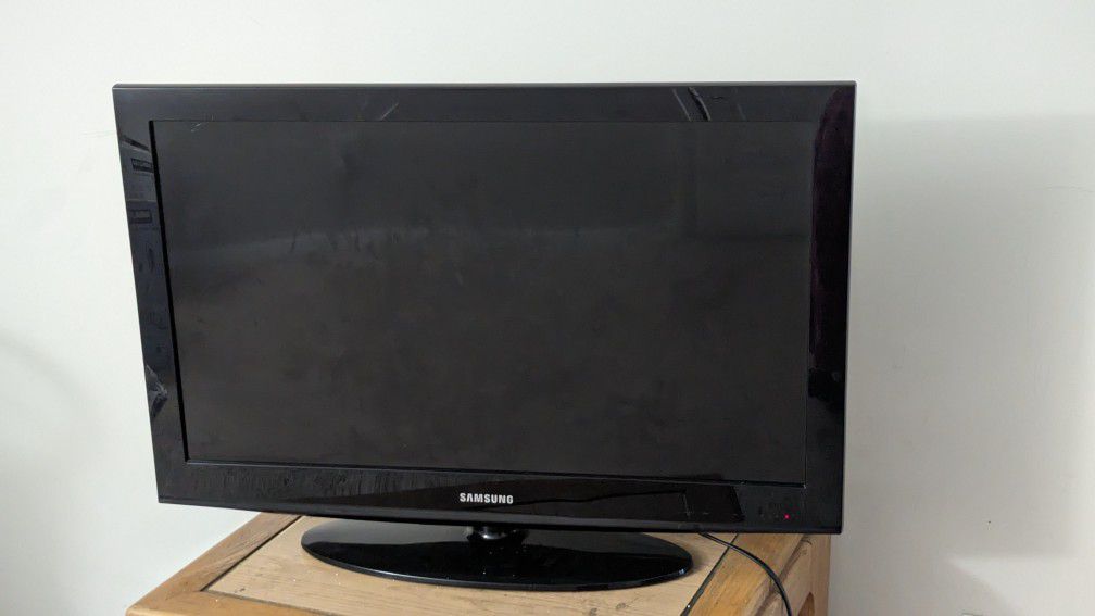 Samsung TV  - 32 inches 