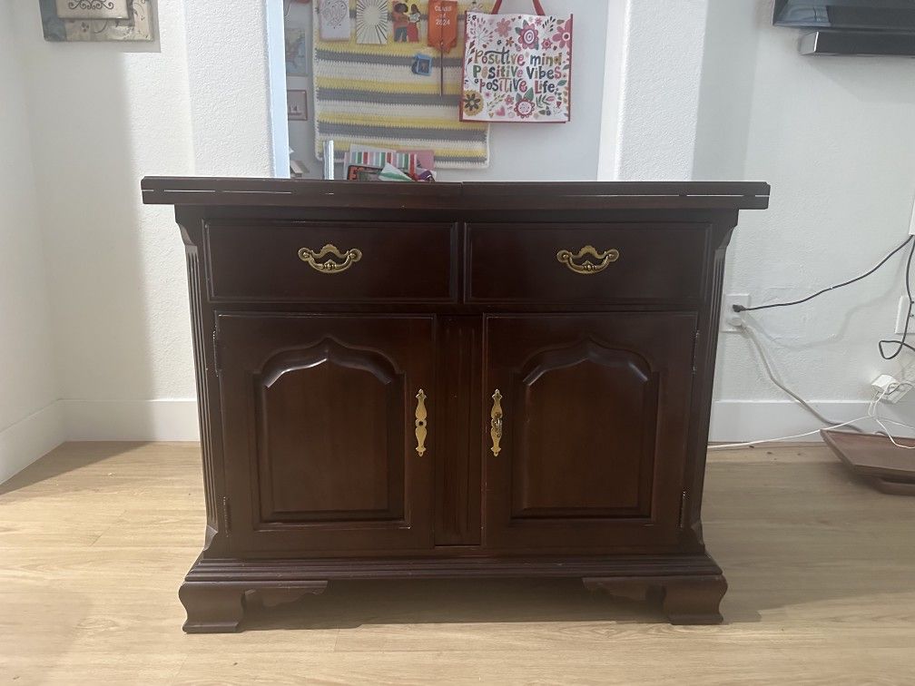 Cherry wood Thomas antique.\Open bar.