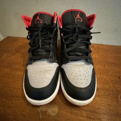 Air Jordan 1 Mid ( Boy Size 7 )