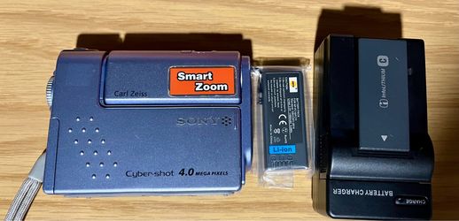 [Excellent Condition] SONY Cybershot DSC-F77A with new 3-batteries and charger.
