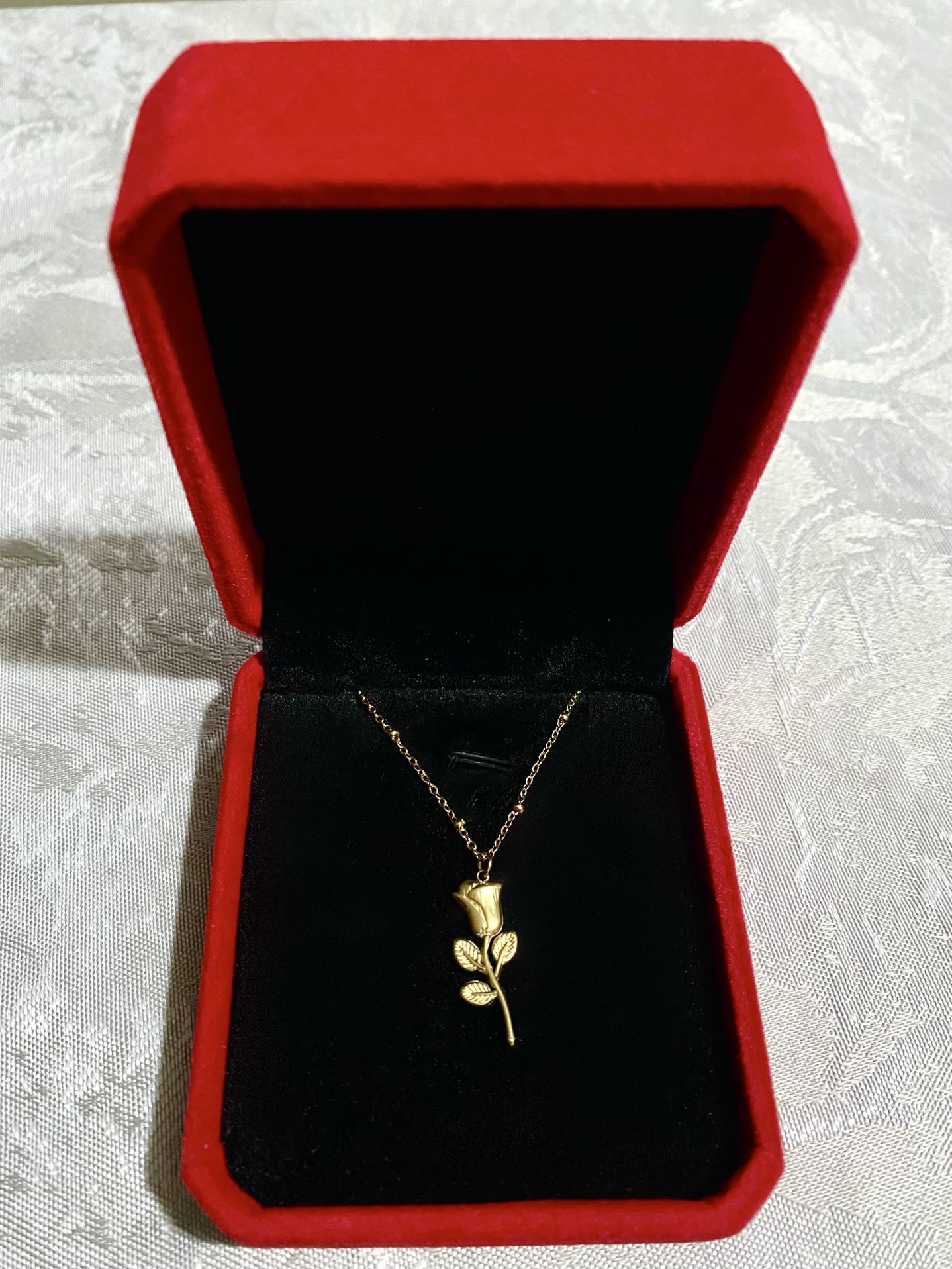 NEW Golden Rose Necklace with Velvet box 
