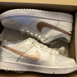 Nike Dunk low “White/ Pink” size(5Y/6.5W) (7Y/8.5W). Now Available! $110. Cash. Each. 