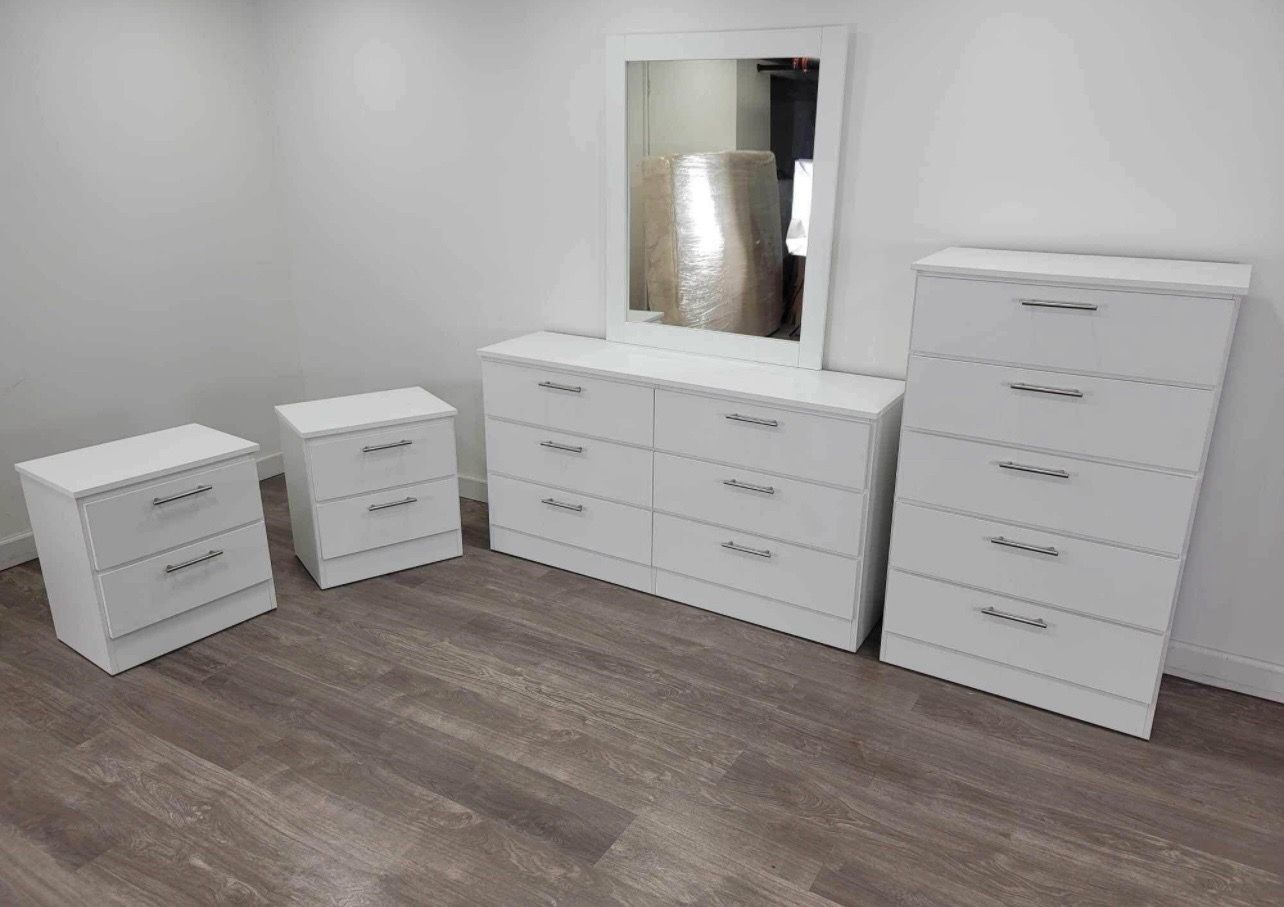 Dresser whit mirror chest and nightstands - Cómoda con espejo , gavetero y 2 mesitas de noche