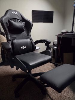 Black Gaming Chair with Footrest
