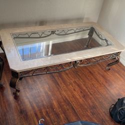 2 Very Nice Coffee Table And Side Table Still In Great Condition 300 0bo 