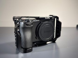 Sony A6700 + 16–50mm Kit Lens + SmallRig Cage — Excellent Condition