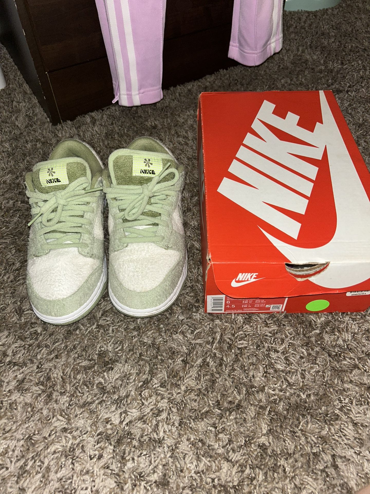 Nike Dunk Low SE Hondeydew Womens Size 6