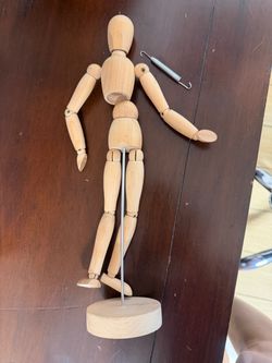 Broken artist mannequin
