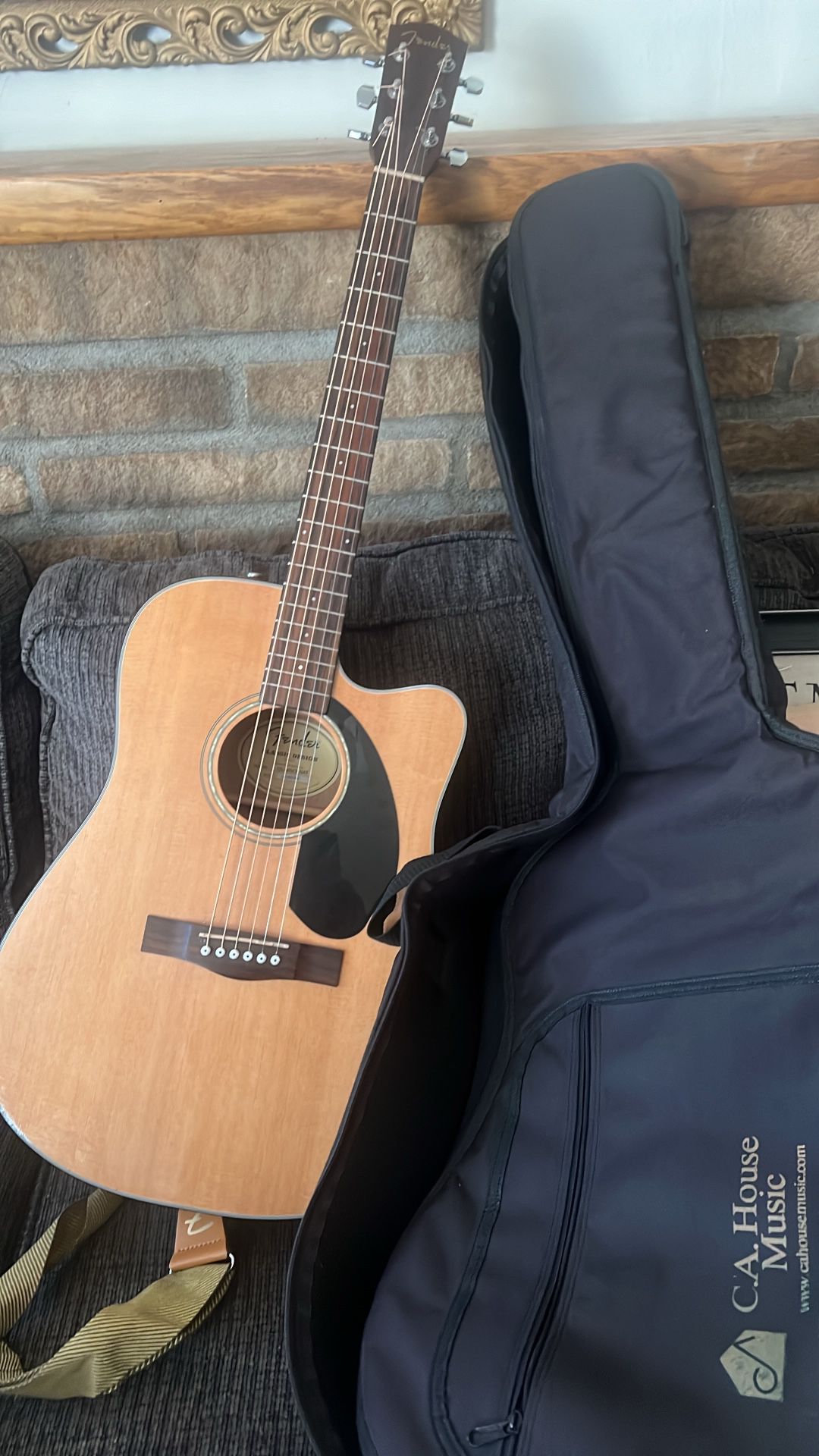 Fender Acoustic Electric With Gig Bag $200