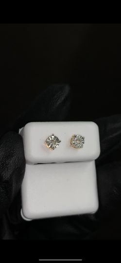 10k Gold With Natural Diamonds Earring 