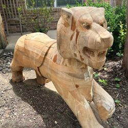 Selling My Hardwood lion Yard Decor Was Hand Made, This Lion's Weight Is 300.00 Lbs