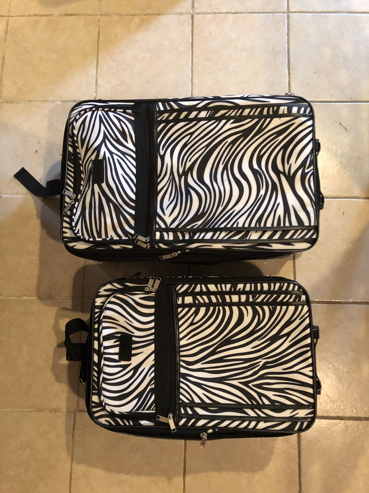 Set of two rolling suitcases