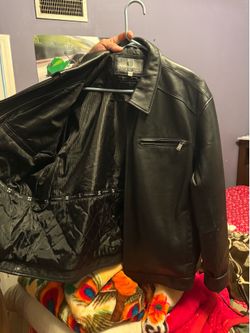 BODY-SHELL 100% LEATHER LININGE 100% POLVESTER FILE 100% POLVESTER SEE REVERSE FOR CARE INSTRUCTIUN INSTAUCCIONES EXTERIORE PIEL DE CORDERO FORRO: 100