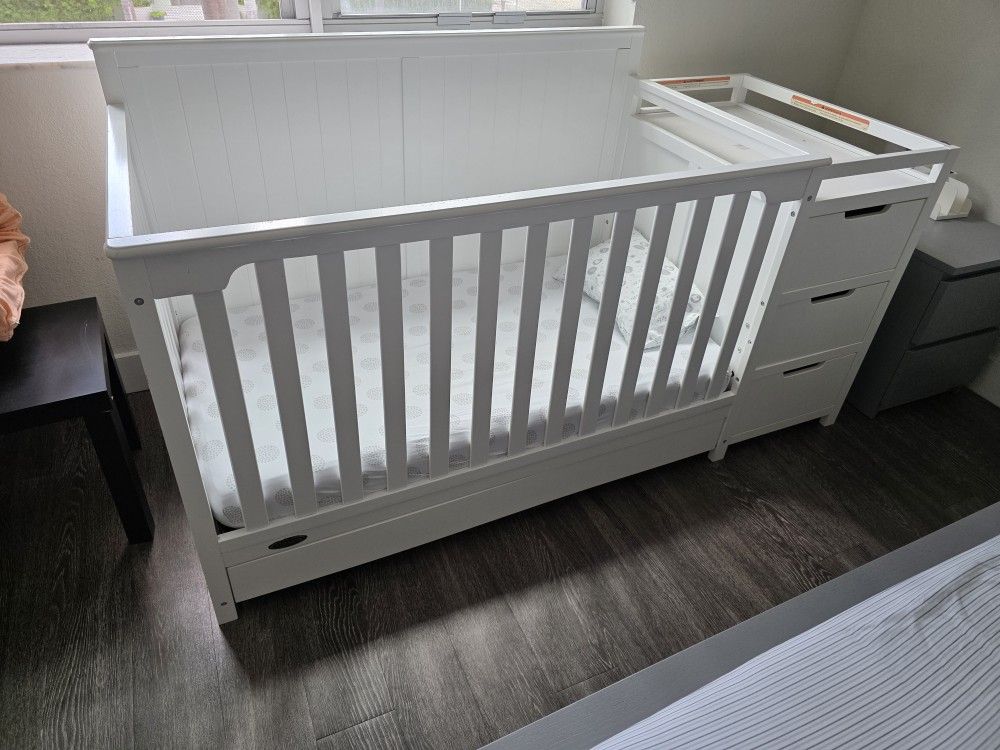 Convertible Crib and Changer with Drawer (White)
