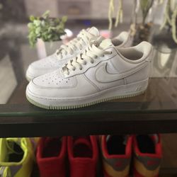Nike Air Force 1 '07 in a white and honeydew green Used
