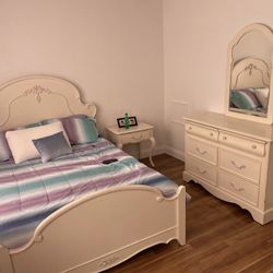 Fairly New Bedroom Set 