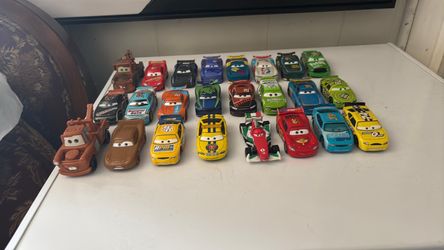 Carros de Lightning McQueen pido $70 por todos son nuevos nomas que los abrieron