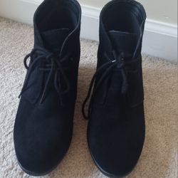 Crocs Leigh Suede Wedge Ankle Boots size 9US