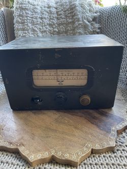 Vintage PECO Pacific Electronics Shortwave / AM Table Tube Radio - As Is / Decor