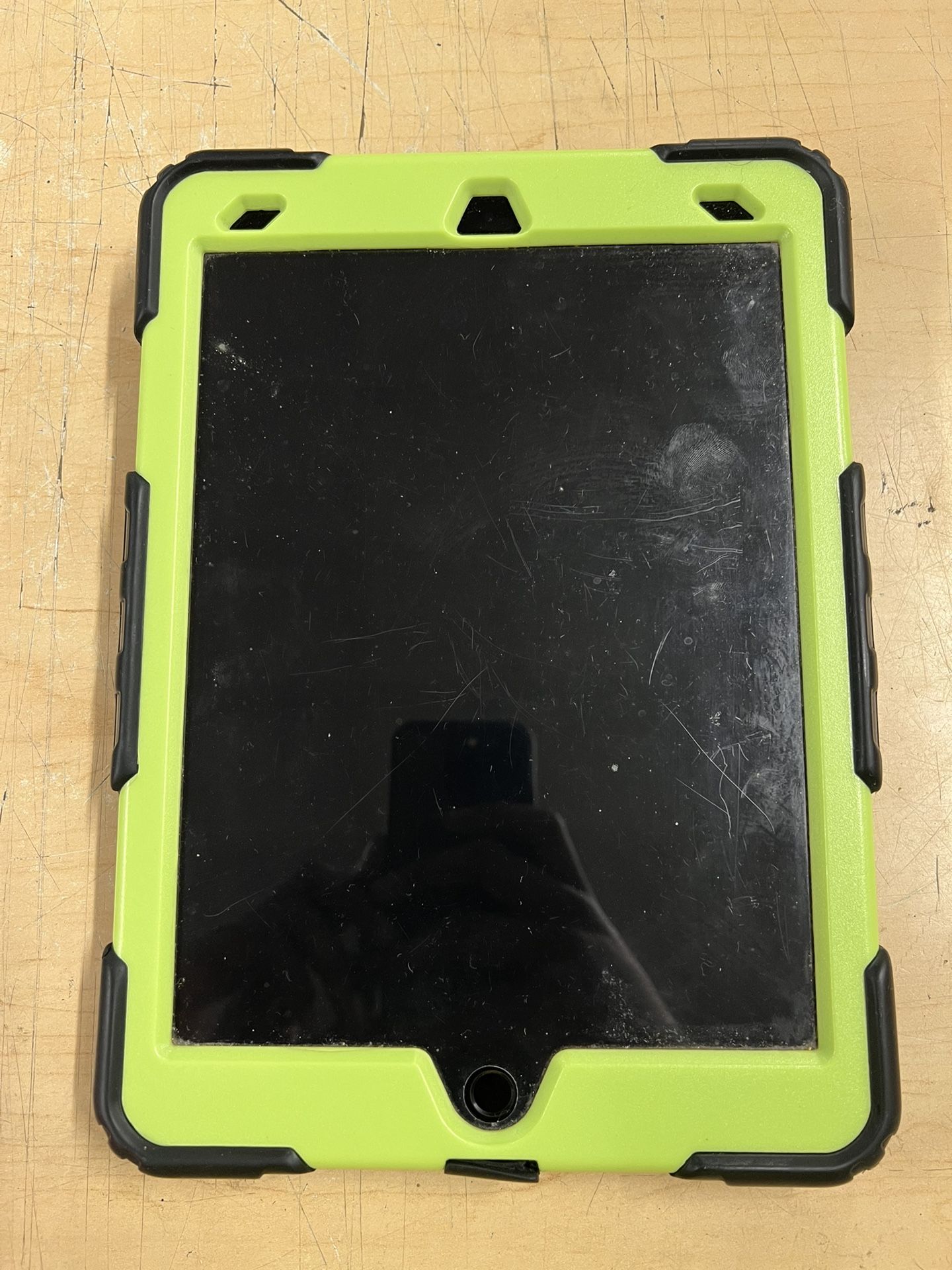 IPAD 9th GEN 64GB W/CASE NO CHARGER SELLING FOR $229‼️