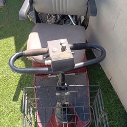 Safari mobility scooter, I Believe It Might Need New Batteries, I Horn Comes On Tho, Won It In A Auction, Selling As Is, Puo On 59th Ave In Camelback 