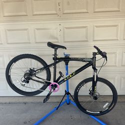 GT Large Avalanche 3.0 26 wheels ready to ride mountain bike