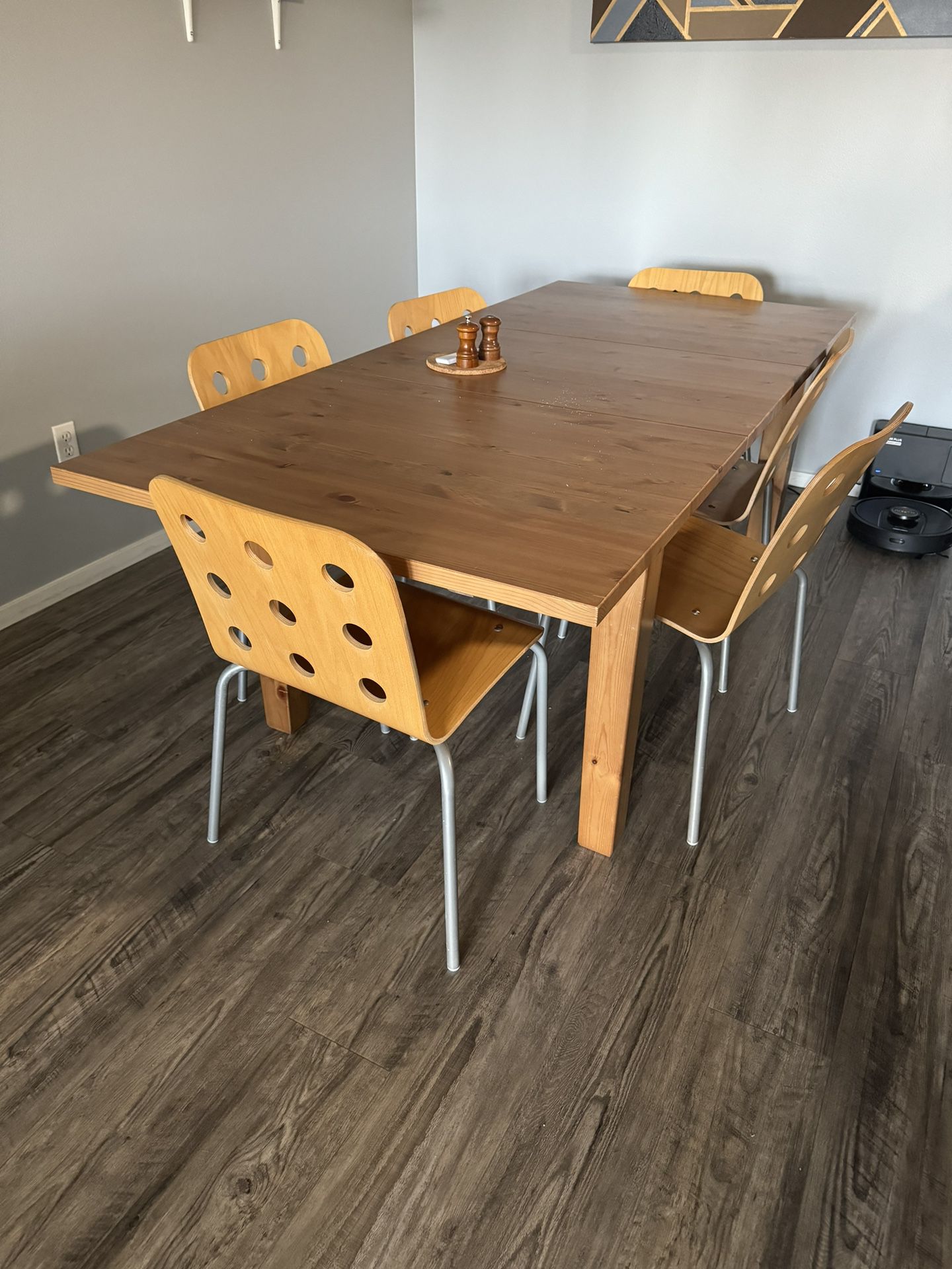 PENDING EXTENDABLE DINING TABLE AND 5 CHAIR