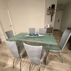 Expandable dining set