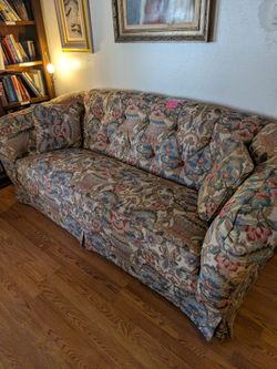 Beautiful Thomasville floral couch pristine condition