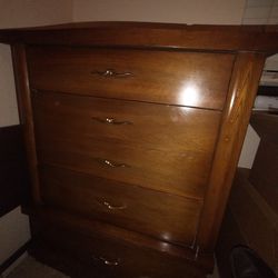 Dresser with five spacious drawers