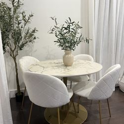 Round Dining Table With 4 Chairs. 