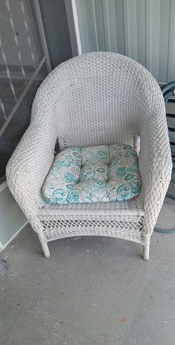 A pair set  wicker padio chairs